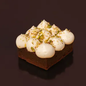 Brownie de Red Velvet, Queso Crema y Pistacho