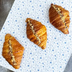 Croissant Manjar Nuez