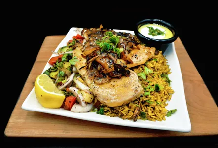 Pollo msakhan más 2 guarniciones más 1 salsa