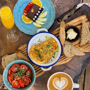 Brunch del campo vegetariano té o café orgánico + jugo de naranja natural 200 ml.