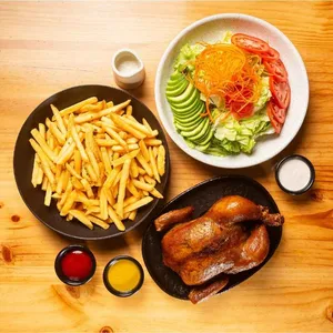 POLLO ENTERO + PAPAS + ENSALADA O GUARNICIÓN