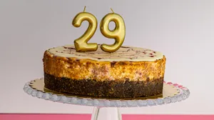 Trozo torta Cheesecake brownie keto