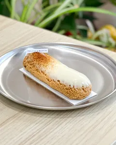 Éclair au café de Helene & Martin. Pastelería francesa con delivery y pasteles a domicilio en Viña del Mar.