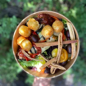 Ensalada Queso De Cabra Apanado En Panko