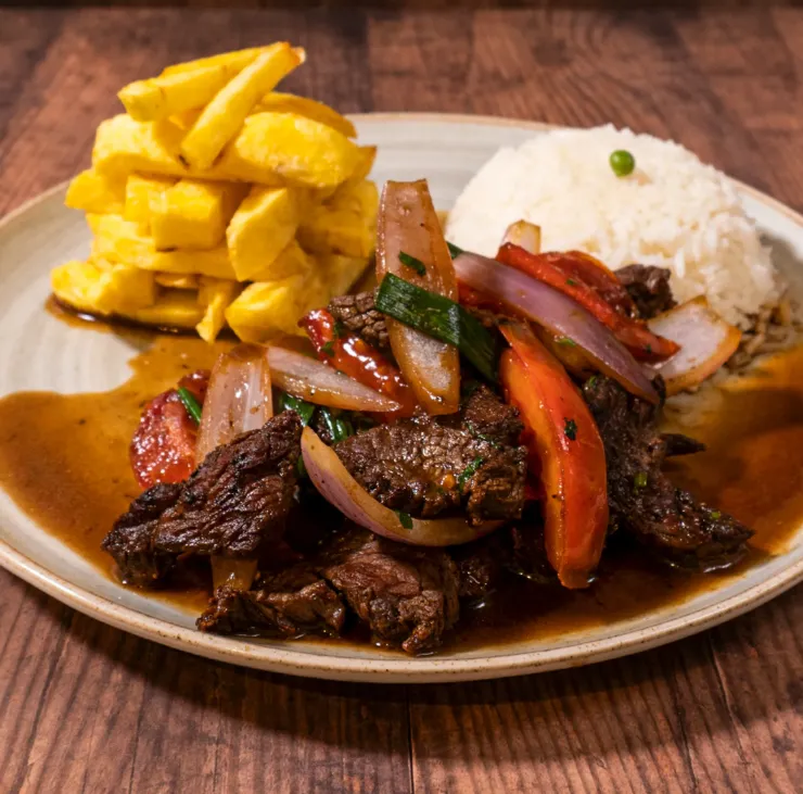 Lomo saltado con arroz y papas