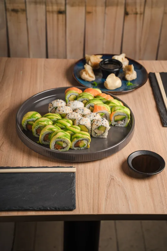 Sugerencia 1 (3 rolls y gyozas, 29 piezas) Sugerencia 1 (3 rolls y gyozas, 29 piezas)