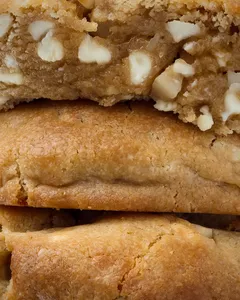 MACADAMIA AND WHITE CHOCOLATE