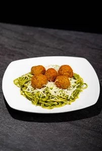 Pasta al pesto con falafel