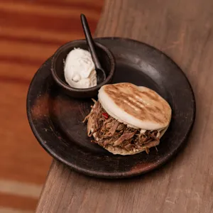 Arepa Andina de trigo rellena con carne mechada