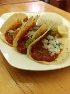 Tacos de seitan mechado con salsa roja