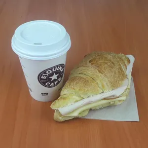 Croissant pavo queso con cafe mediano