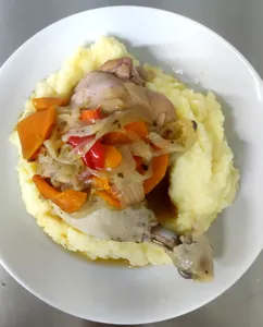 Pollo al jugo + entrada y postre.