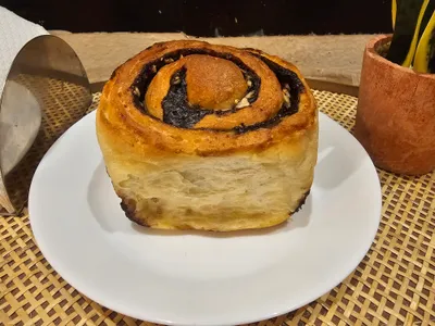 Bollo dulce de masamadre Chocolate, Crema pastelera  y Almendras fileteadas