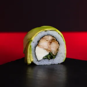 Avocado Tori Roll Golden envuelto en láminas de palta, relleno de pollo teriyaki, queso crema y cebollín. Sakai Sushi Providencia.