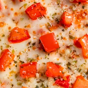 Pizza Napolitana con tomate, un toque de orégano y parmesano, queso mozzarella y salsa de tomate.