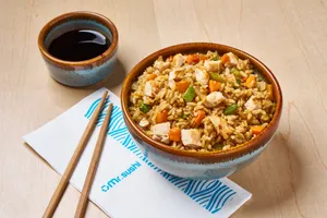 Yakimeshi Pollo – Arroz Salteado con Pollo y Verduras