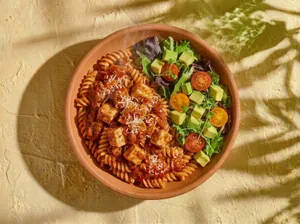 ⁠Pollo Mexicano+fusilli +ensalada