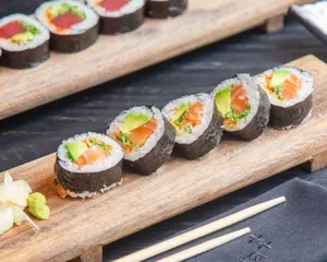 Salmón Avocado (Rollo)