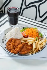 Milanesa con papas, arroz y ensalada