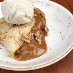 Panqueque Manjar Y Nueces Con Helado