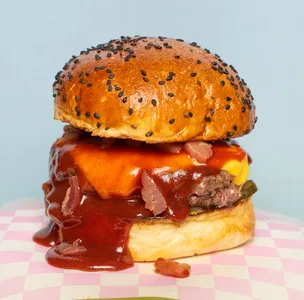 Spicybbq Bacon Burger con Papas