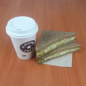 Integral pollo palta mayo con cafe mediano