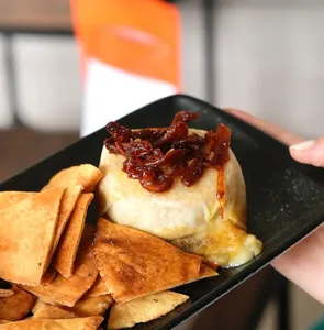 Bomba - camembert pesto y tomate confitado