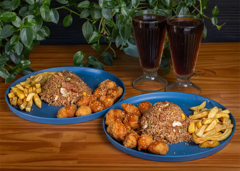 Combo arroz al wok + palmitos crispy + papas fritas + bebida (2 personas)