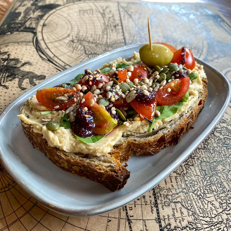 Tostada Hummus & Vegetales