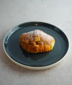 Medialuna Rellena Manjar /pastelera
