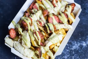 Papas Rústicas con Chorizo Parrillero & Salsa de la Casa