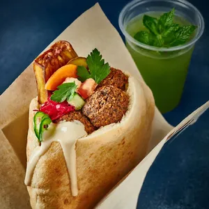 Pita falafel + Agua fresca