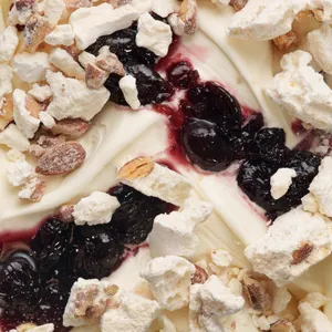 Chocolate blanco cerezas merengue de frutos secos