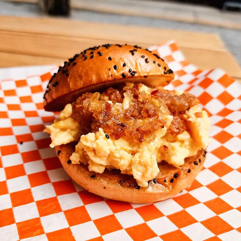 Sandwich huevo con mermelada de tocino