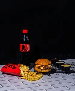 Triple Bacon Burger + Papas + Bebida