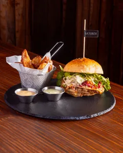 Hamburguesa Doble La Consentida + Papas