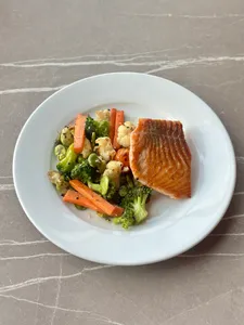 Salmón con verduras salteadas