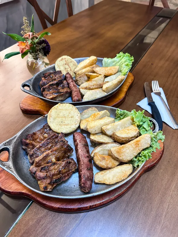 2 costillas de cerdo con acompañamientos