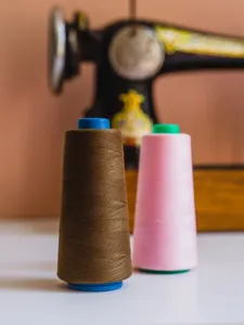 Hilo de costura Poliéster Cono de  2000 Yds 490 - Color Café.
