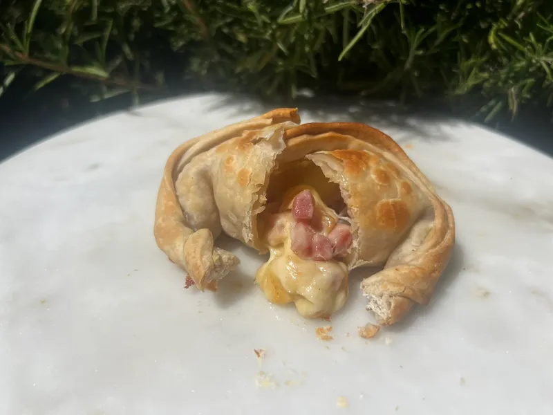 Jamón y Queso (masa criolla)