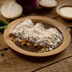 Enfrijoladas rellenas con pollo