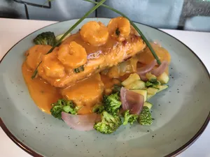 Salmón En Salsa De Camarones