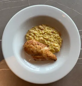 Pechuga de  pollo asado con cremoso de mote