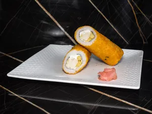Handroll pollo, choclillo, queso crema