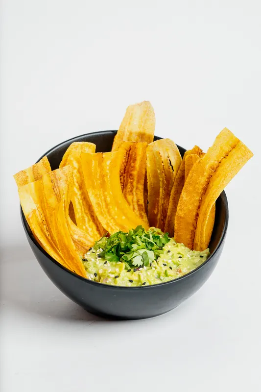 Chips de platano con guacamole