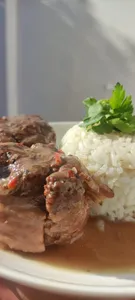 Estofado de vacuno + entrada y postre.