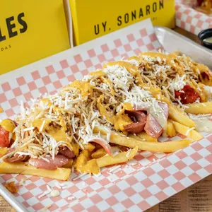 Salchipapa Chorizo y Butifarra