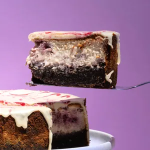 Trozo torta Cheesecake brownie keto