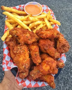 10 Alitas +papas +2 bebidas