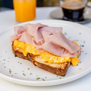 Tostadas Huevos Revueltos Con Jamon